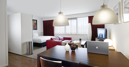 Aparthotel Amsterdam-Amstelveen apartment type Karel Appel living room